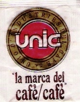 Sobres de edulcorantes de marcas de café.
