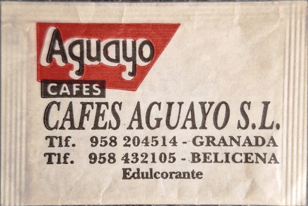 Sobres de edulcorantes de la marca de café AGUAYO.