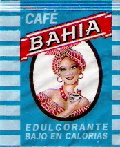 Sobres de edulcorantes de marcas de café.