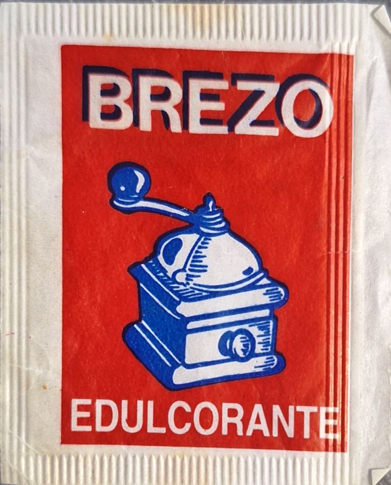 Sobres de edulcorantes de la marca de café BREZO.