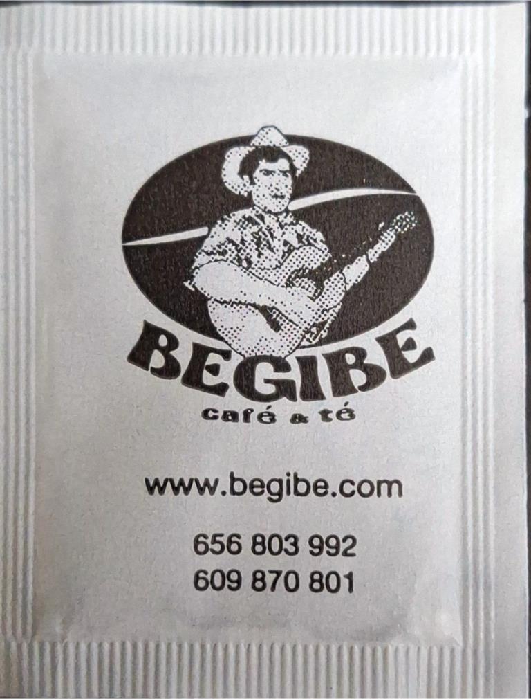 Sobres de edulcorantes de la marca de café BEGIBE.