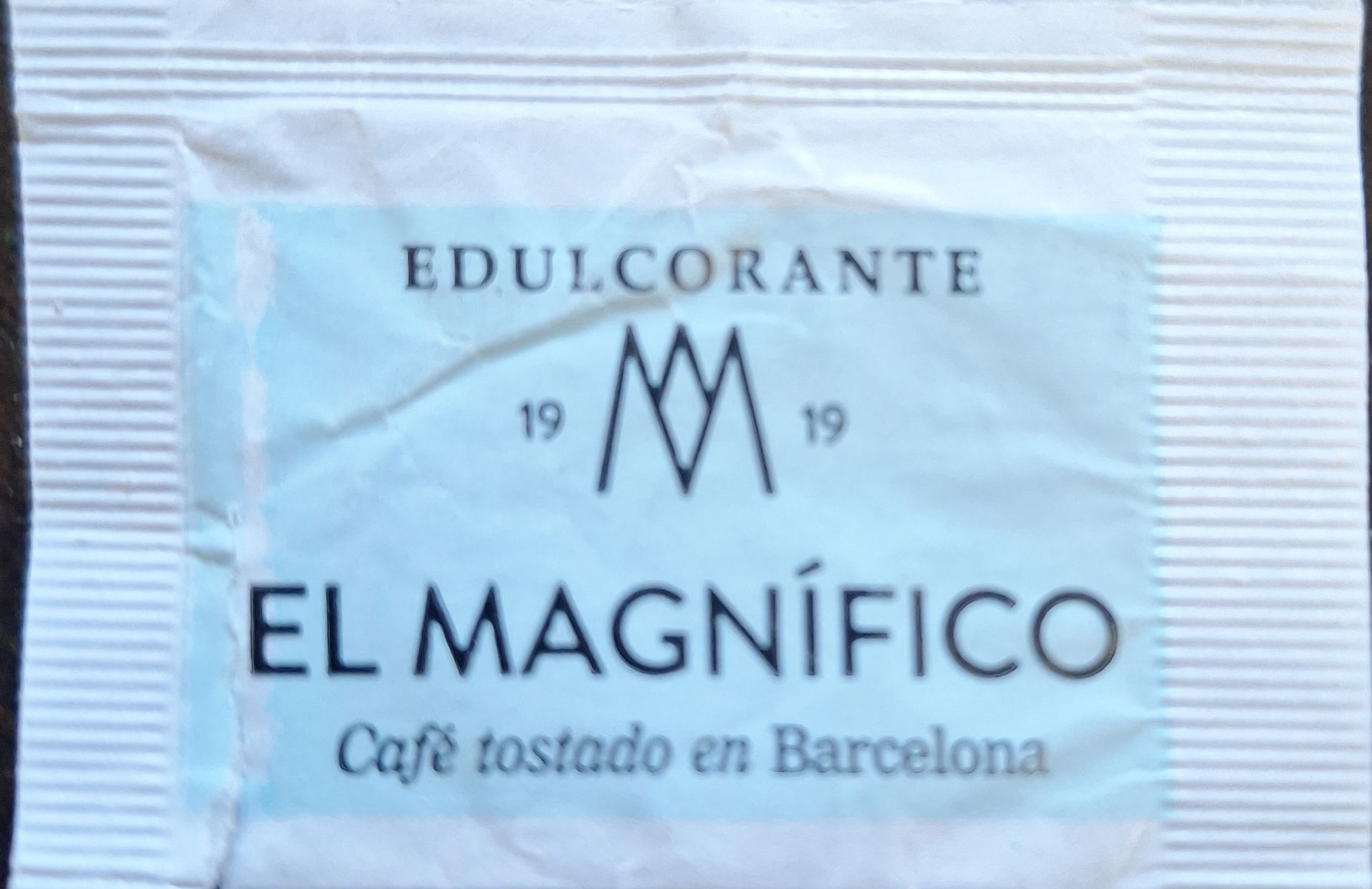 Sobres de edulcorantes de la marca de café EL MAGNÍFICO.
