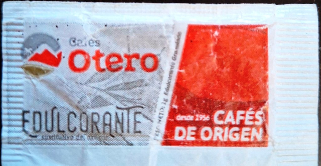 Sobres de edulcorantes de la marca de café 0TERO.