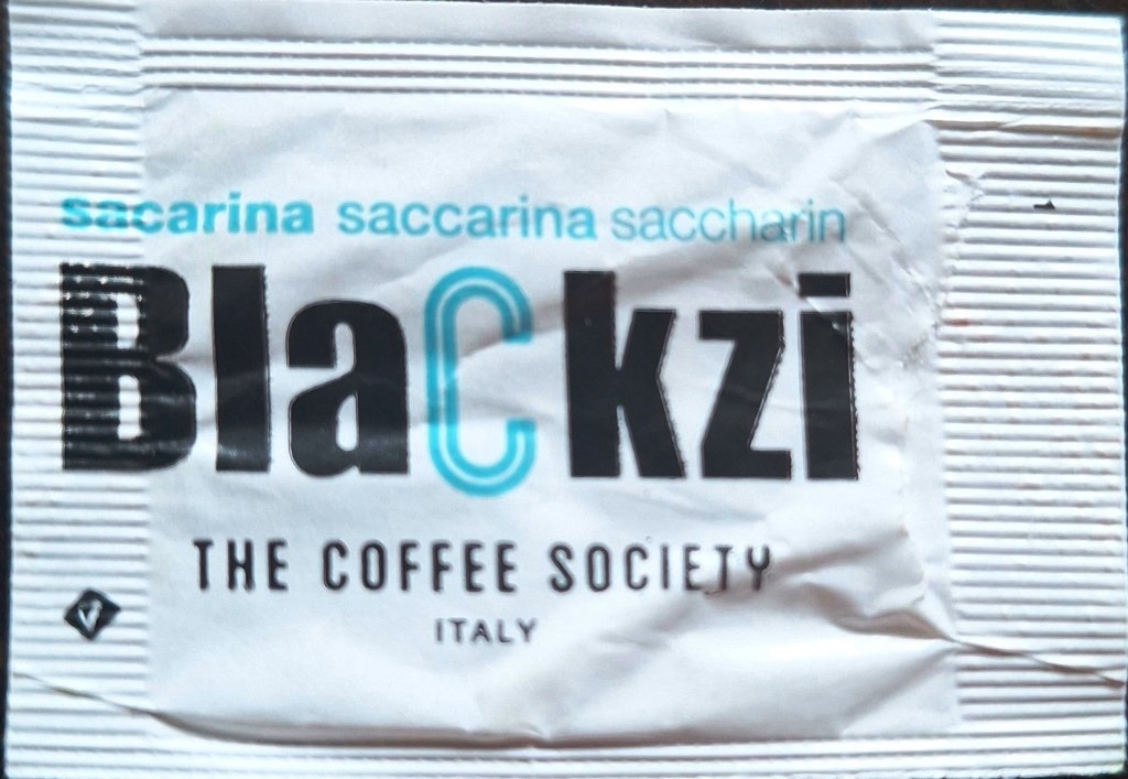 Sobres de edulcorantes de la marca de café BLACKZI.