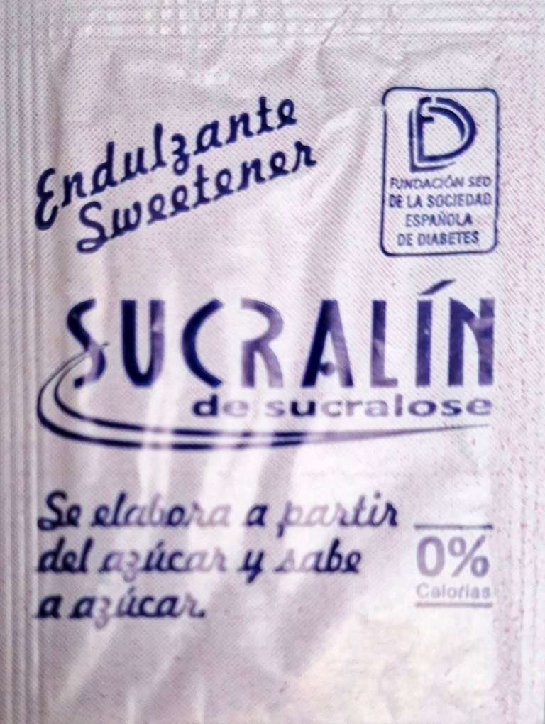 Sobres de edulcorantes de la marca de edulcorante SUCRALIN.