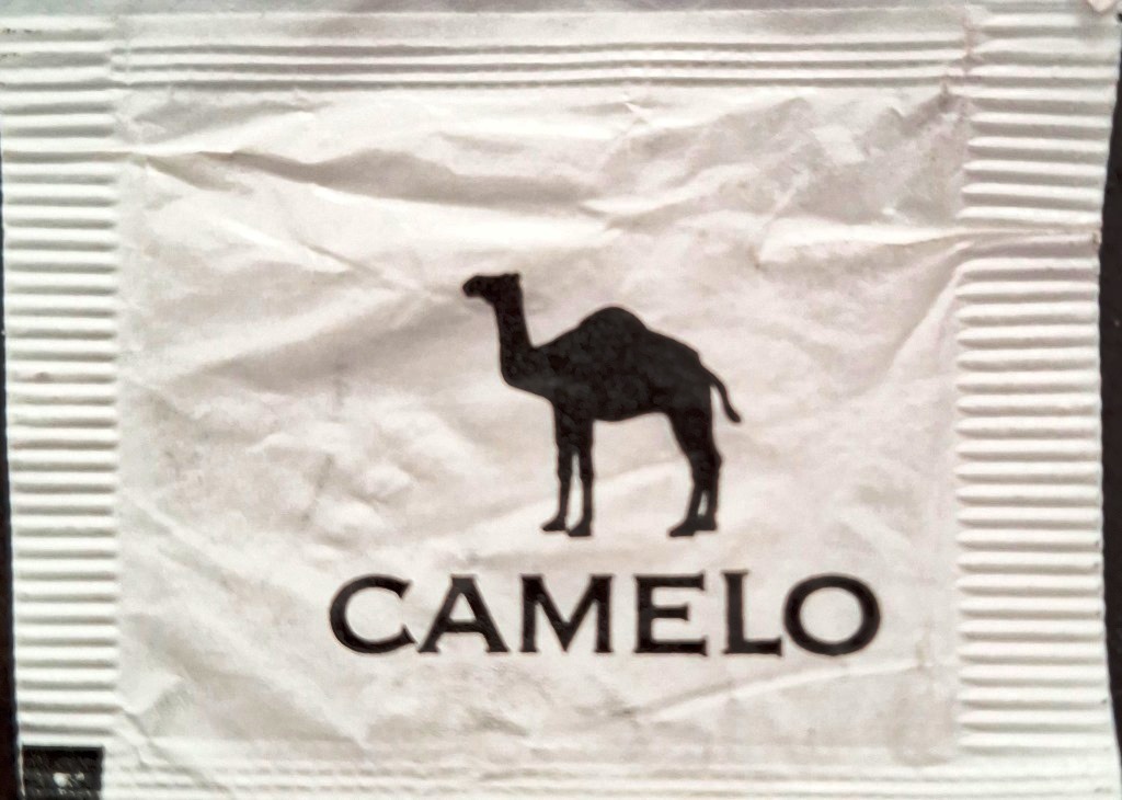Sobres de edulcorantes de la marca de café CAMELO.