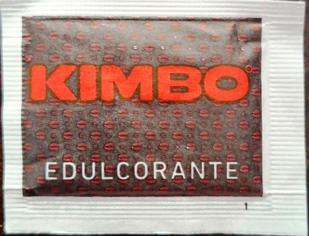 Sobres de edulcorantes de la marca de café KIMBO.