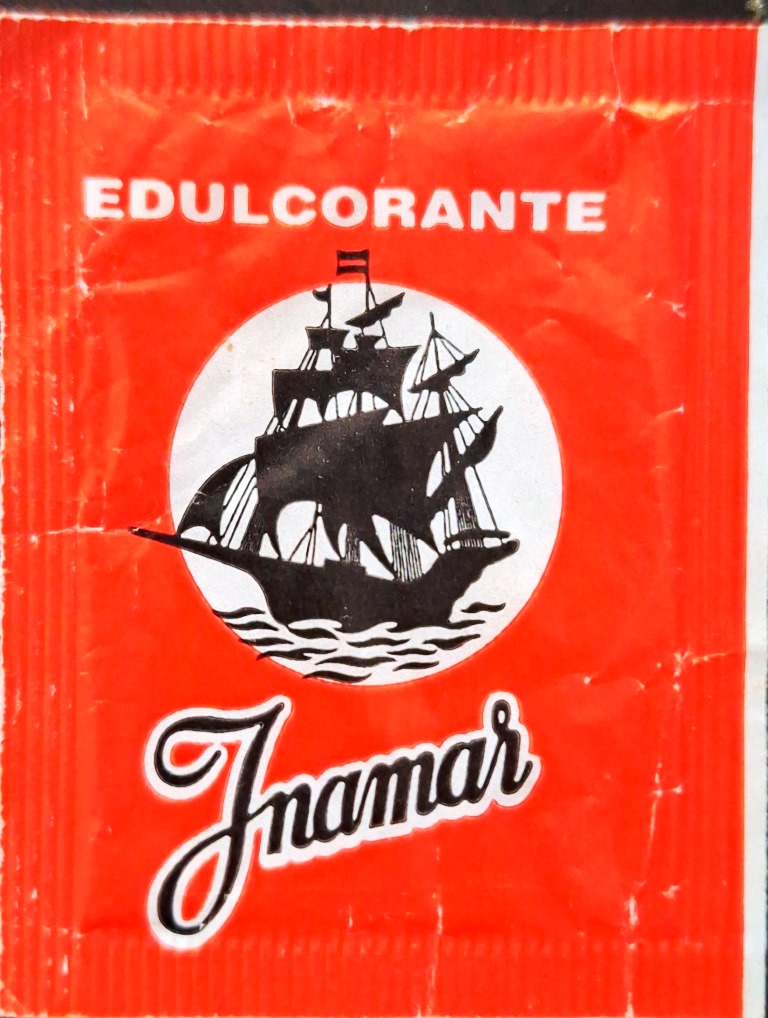 Sobres de edulcorantes de la marca de café INAMAR.