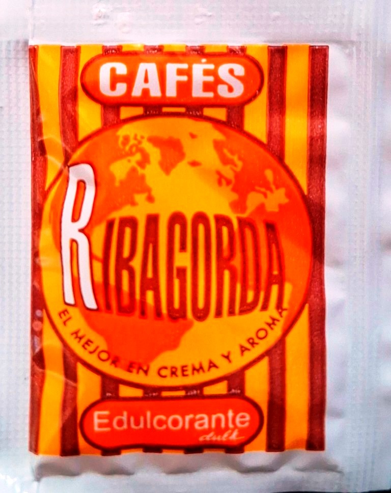 Sobres de edulcorantes de la marca de café RIBAGORDA.