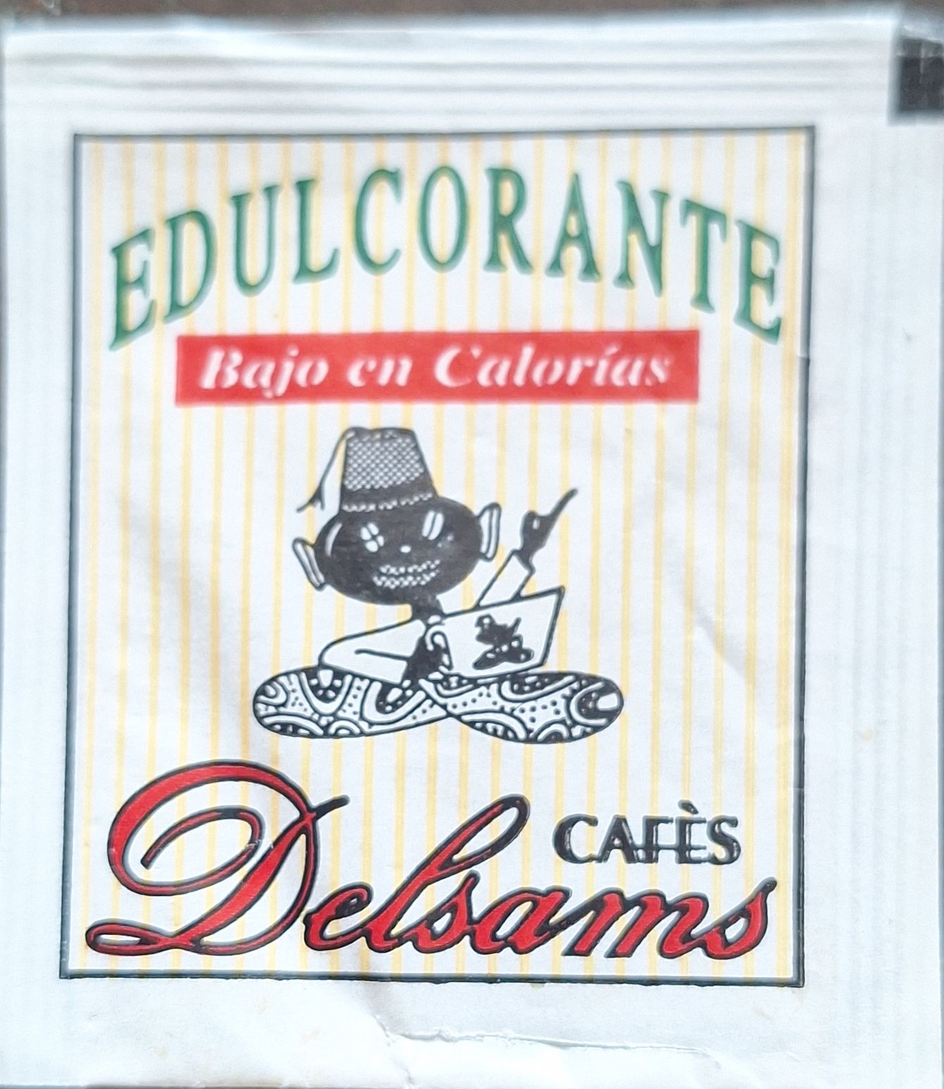 Sobres de edulcorantes de marcas de café.