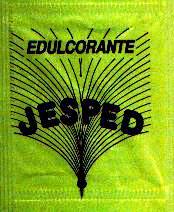 Sobres de edulcorantes de marcas de edulcorantes.