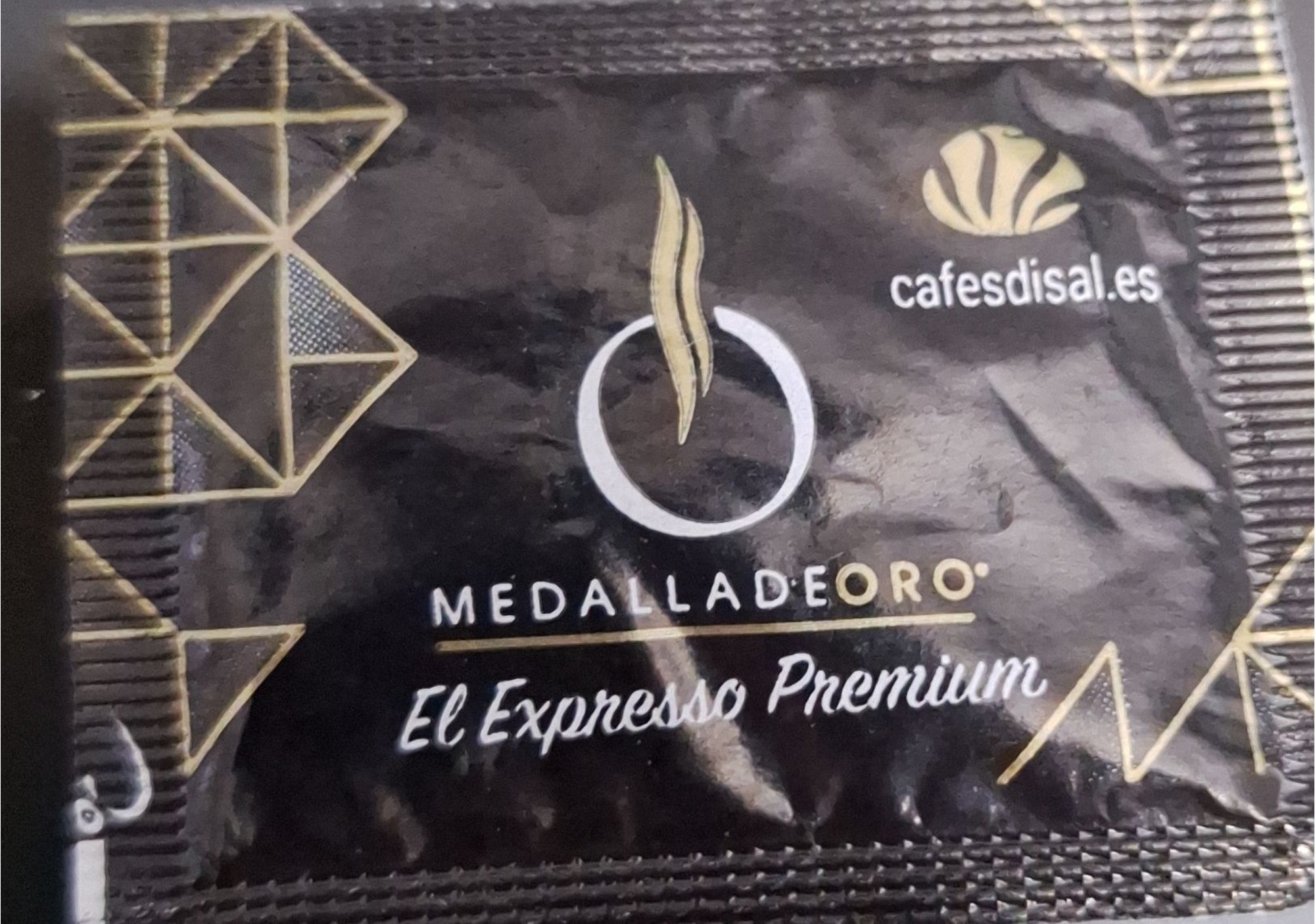 Sobres de edulcorantes de la marca de café DISAL.