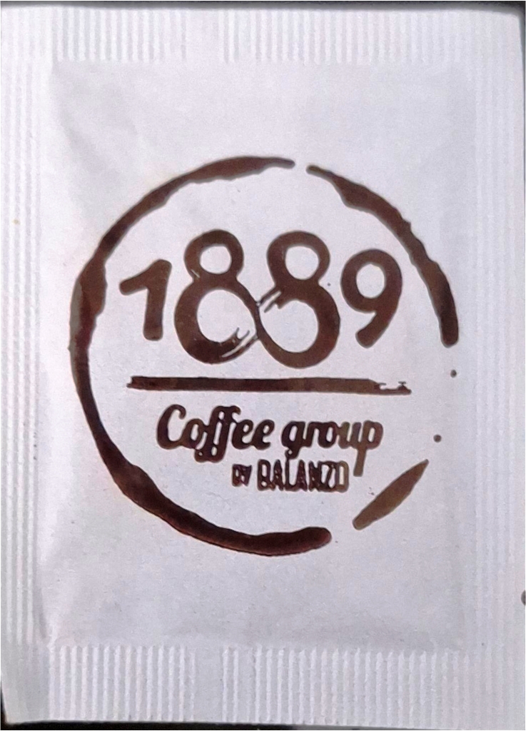 Sobres de edulcorantes de la marca de café 1889.