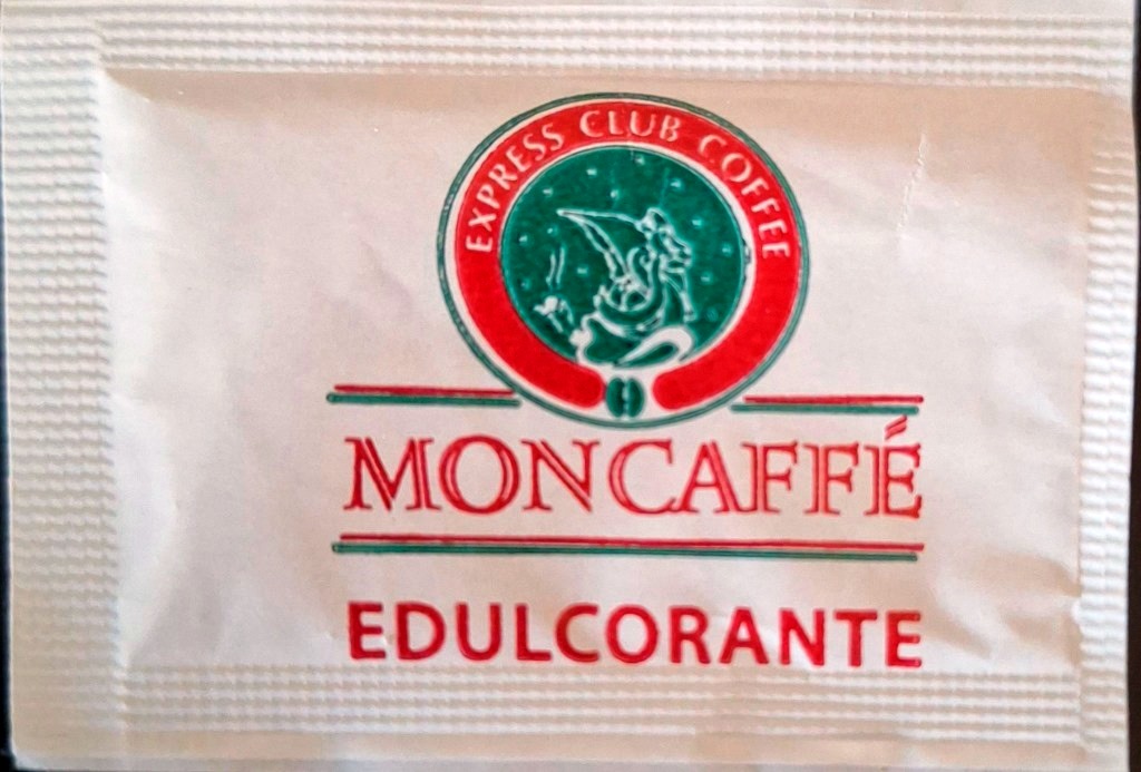 Sobres de edulcorantes de la marca de café MONCAFFE.