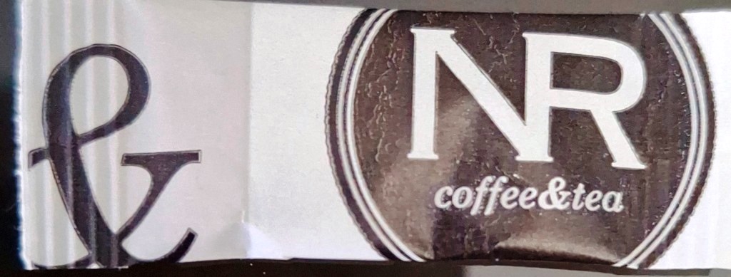 Sobres de edulcorantes de la marca de café NR.