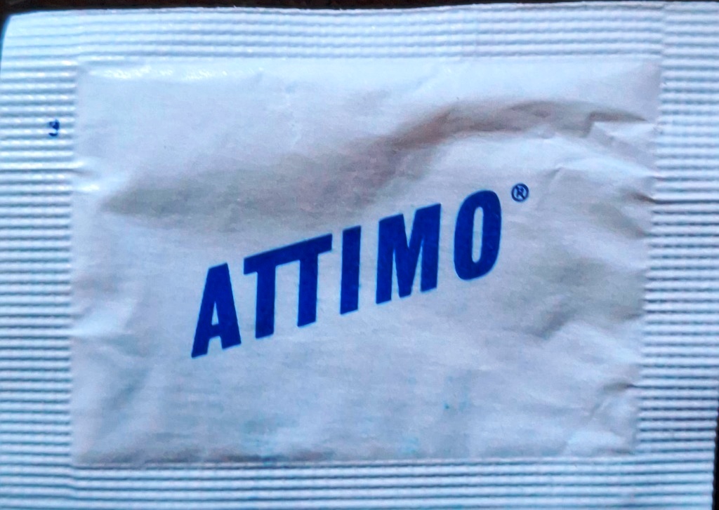 Sobres de edulcorantes de la marca de café ATTIMO.