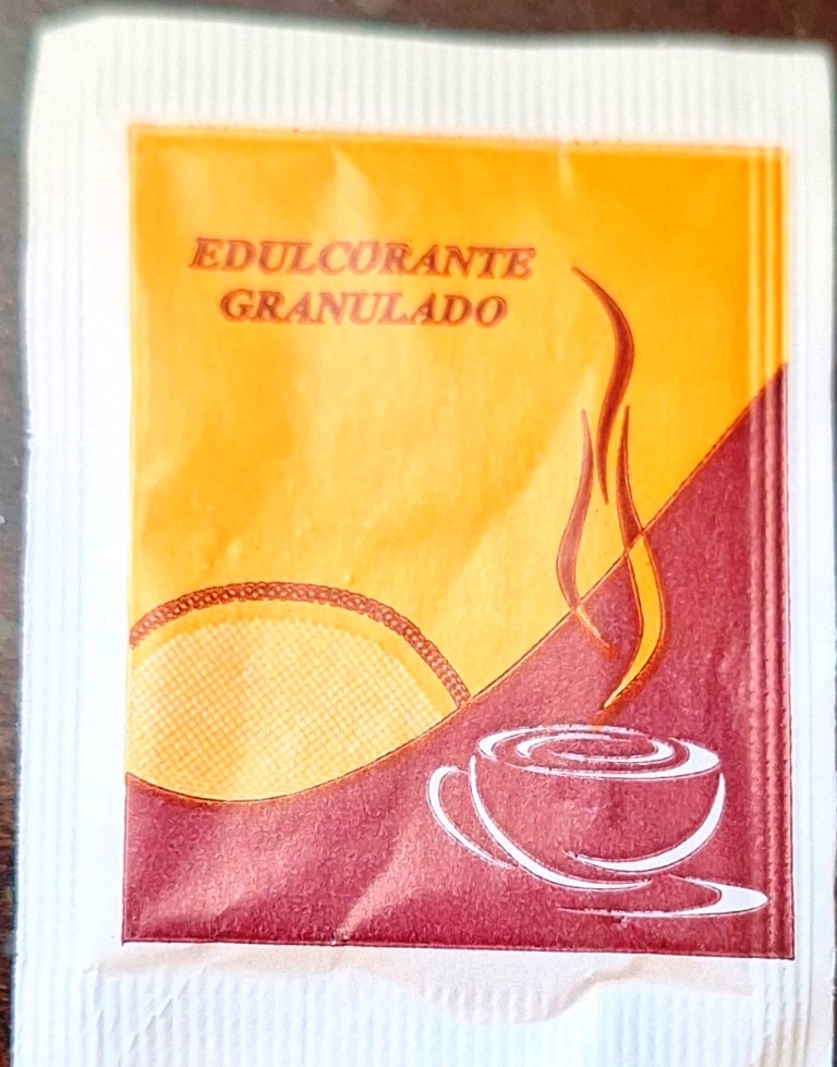 Sobres de edulcorantes de marcas de edulcorantes.