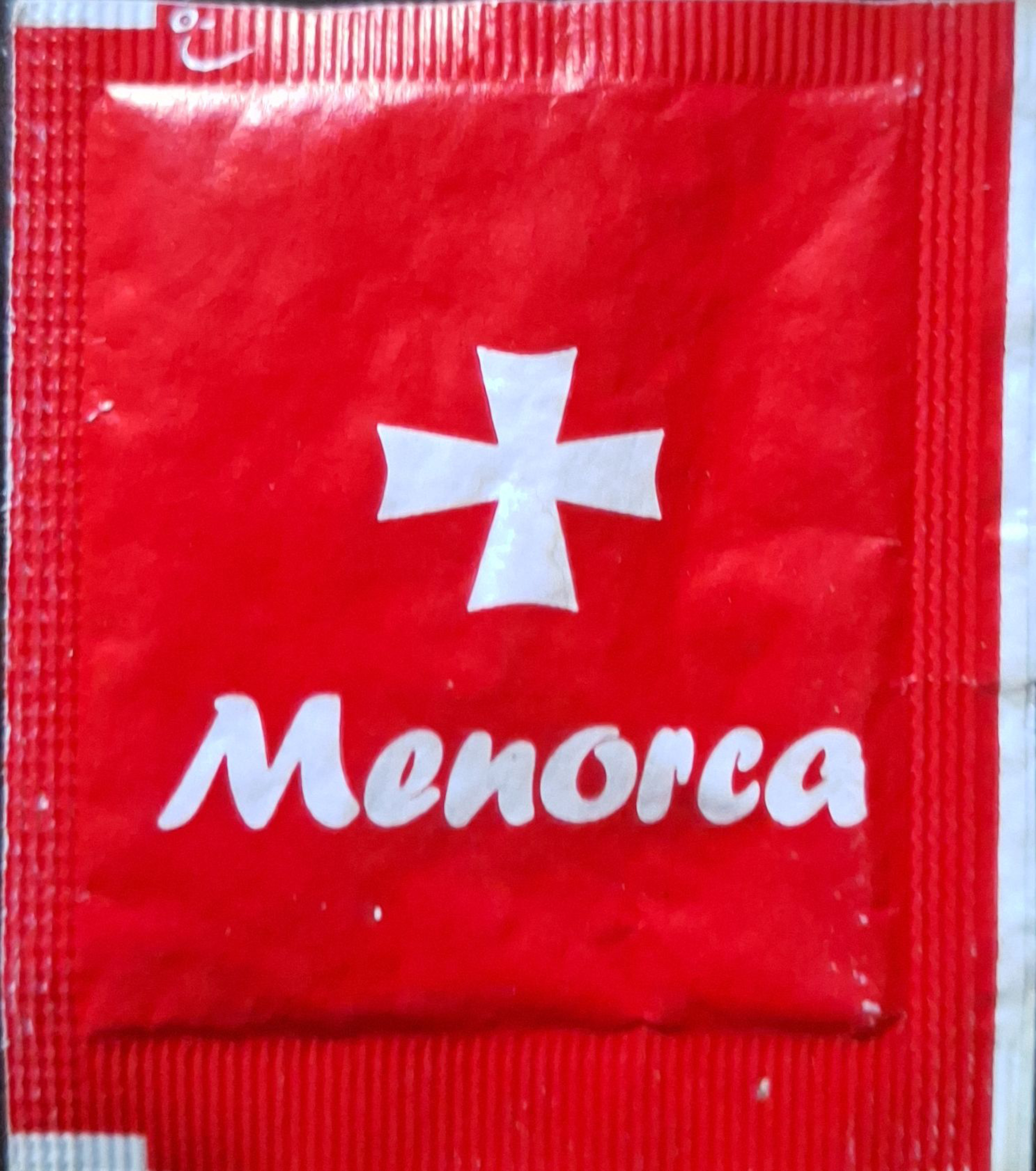Sobres de edulcorantes varios.