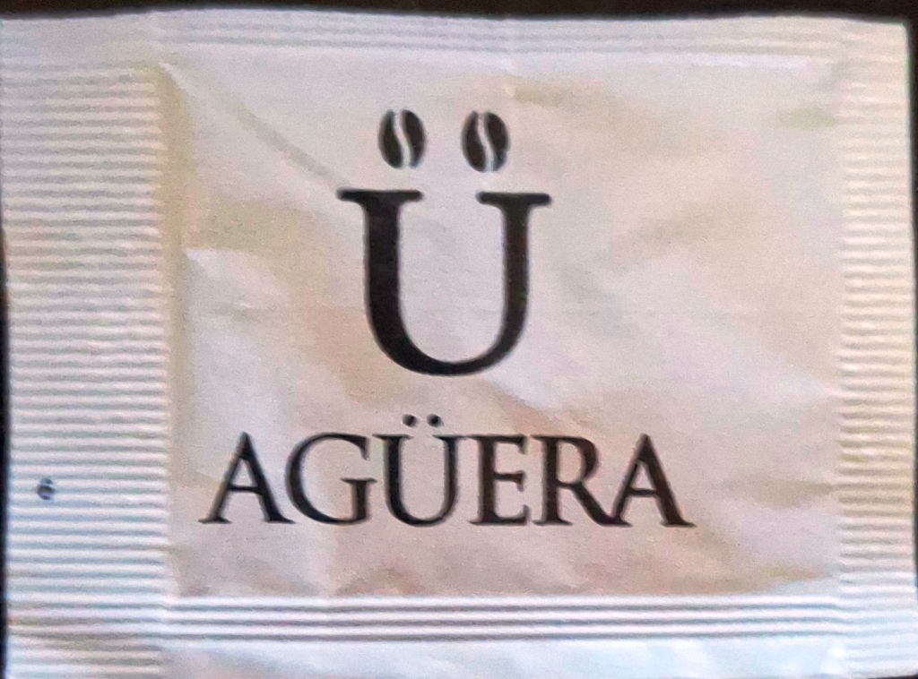 Sobres de edulcorantes de la marca de café AGÜERA.