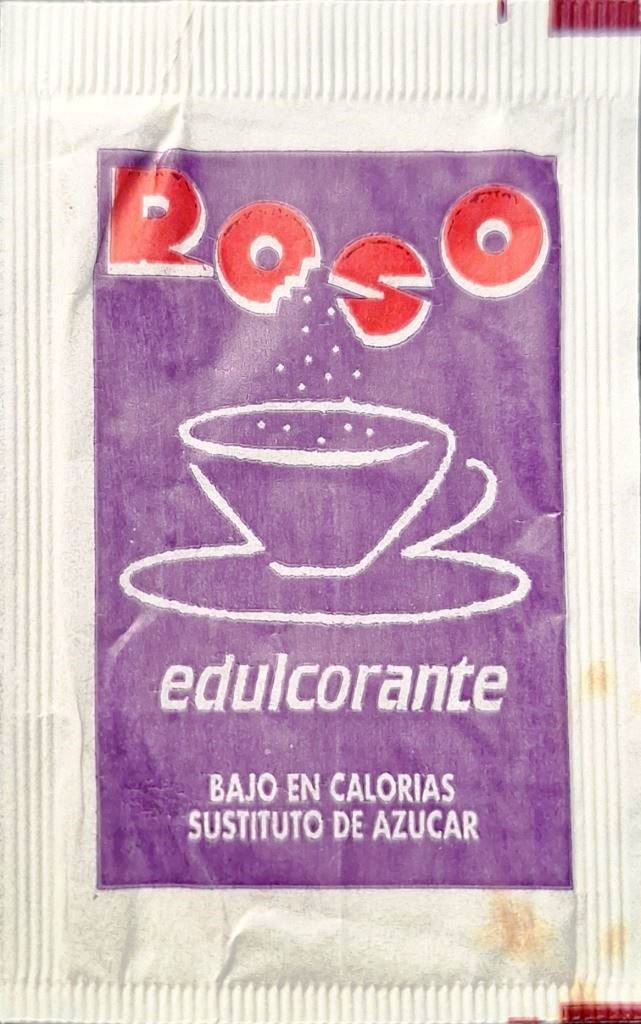 Sobres de edulcorantes de marcas de edulcorantes.