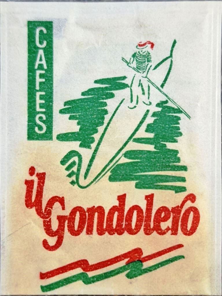 Sobres de edulcorantes de marcas de café.