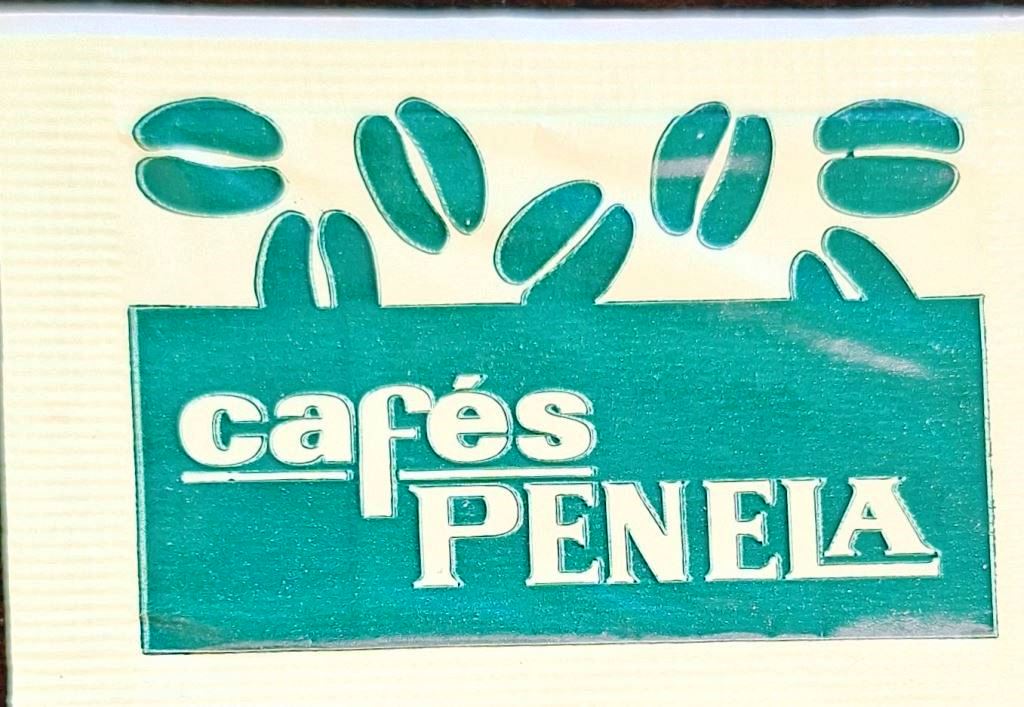 Sobres de edulcorantes de la marca de café PENELA.