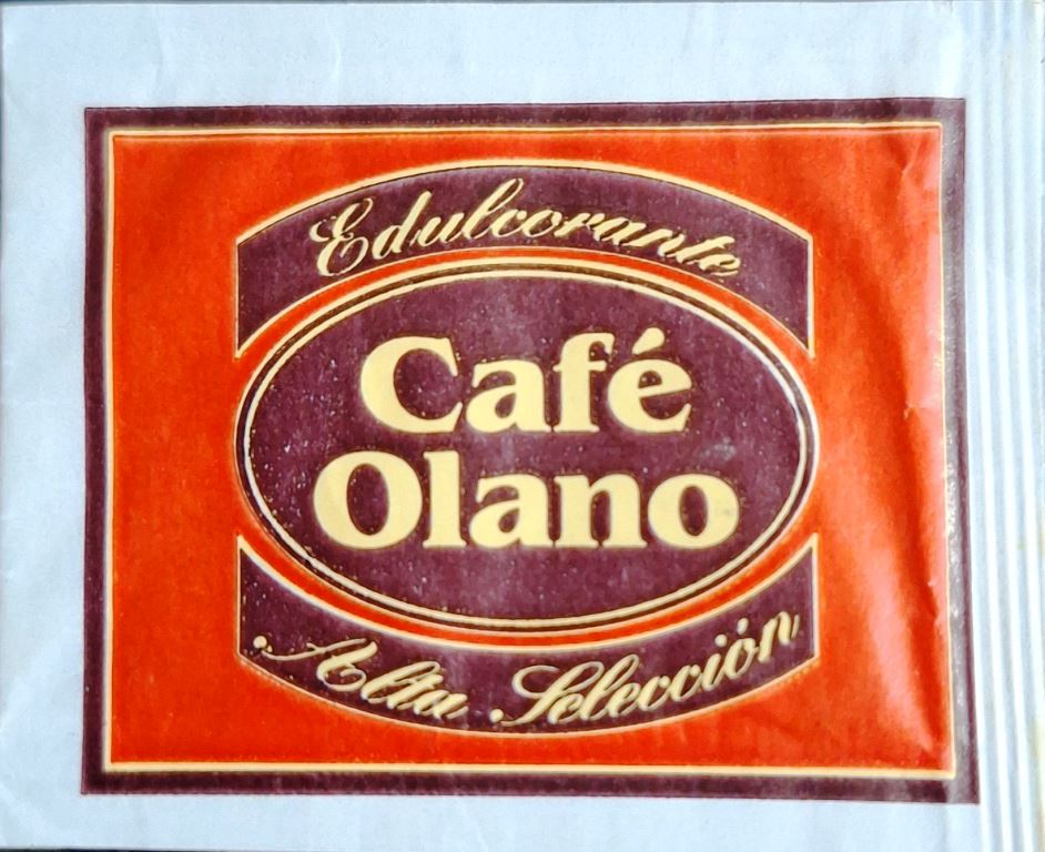 Sobres de edulcorantes de marcas de café.