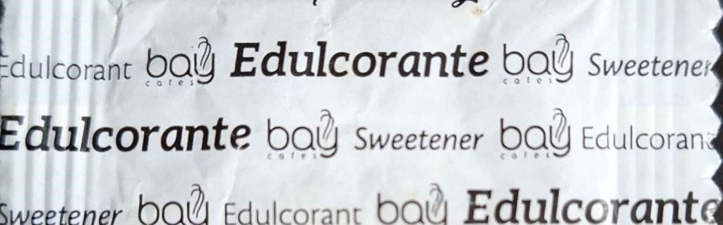 Sobres de edulcorantes de la marca de café BAY.