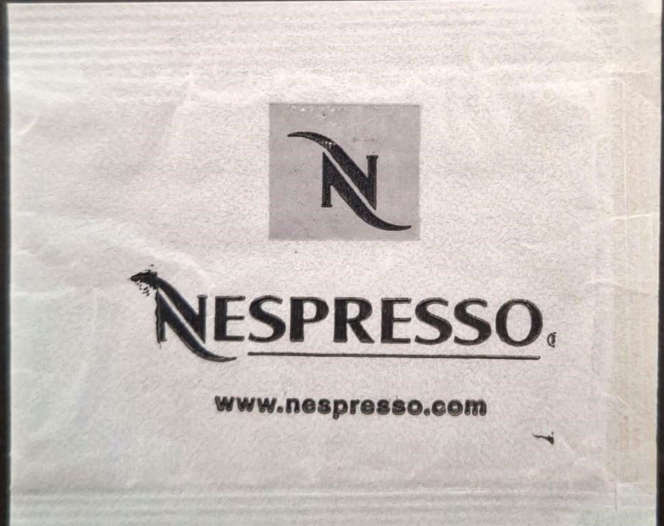 Sobres de edulcorantes de la marca de café NESPRESSO.