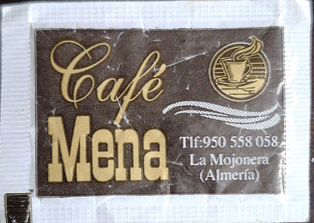 Sobres de edulcorantes de la marca de café MENA.