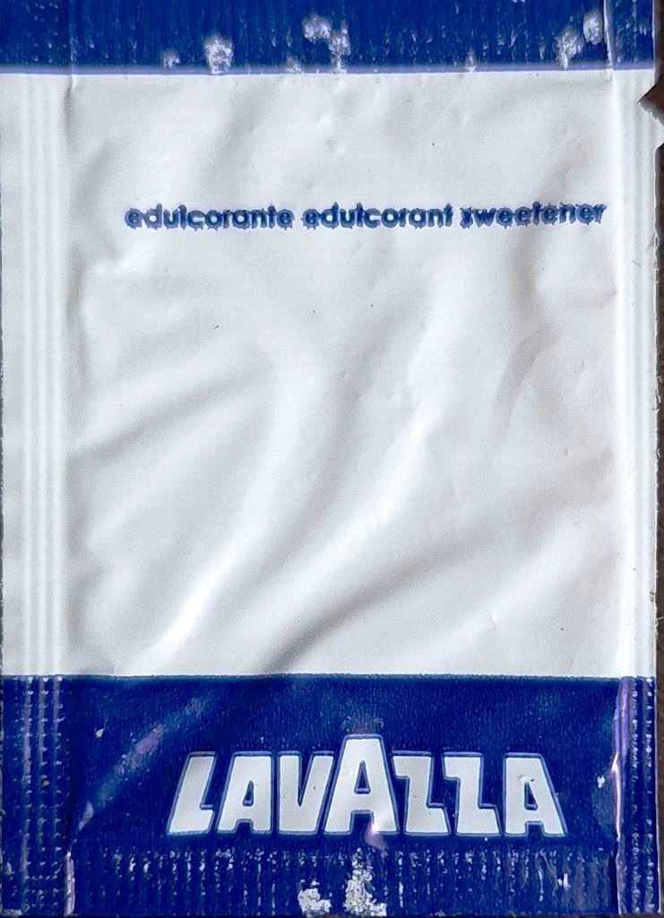 Sobres de edulcorantes de la marca de café LAVAZZA.