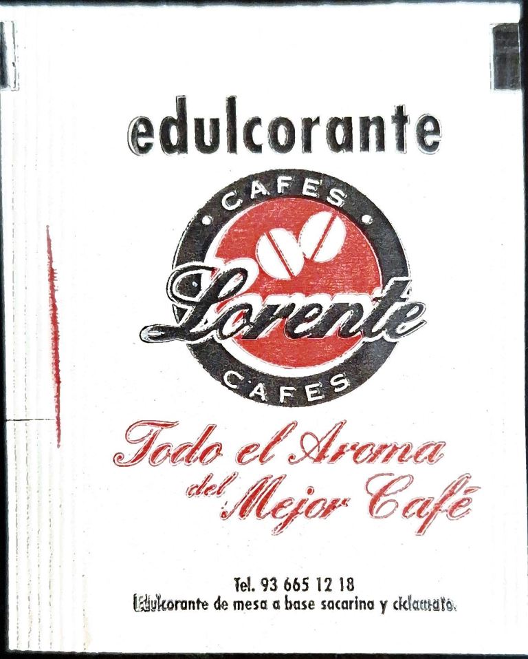 Sobres de edulcorantes de la marca de café LORENTE.