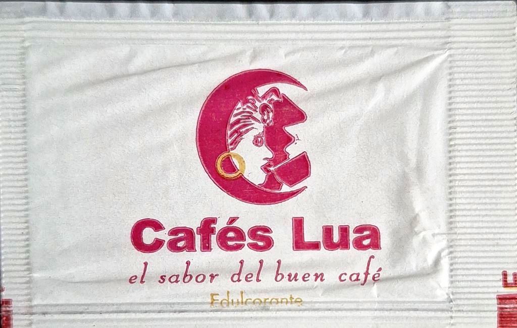 Sobres de edulcorantes de la marca de café LUA.