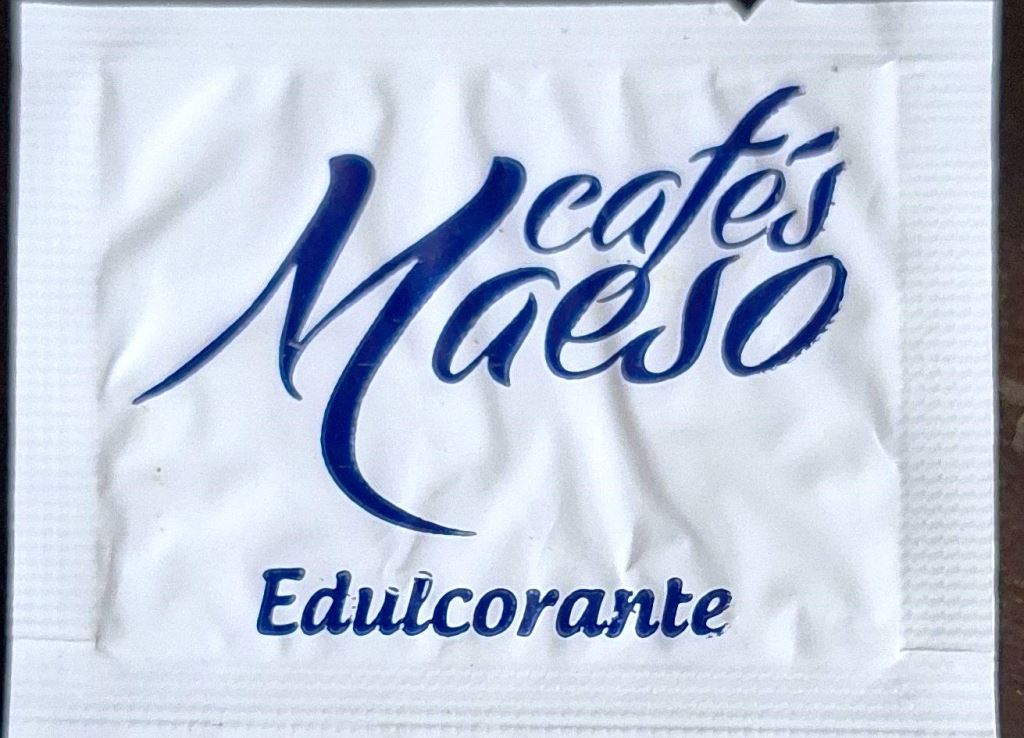 Sobres de edulcorantes de la marca de café MAESO.