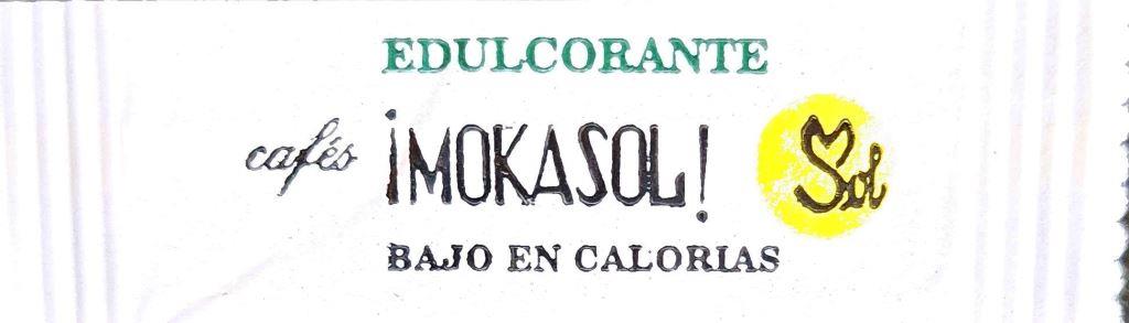 Sobres de edulcorantes de la marca de café MOKASOL.