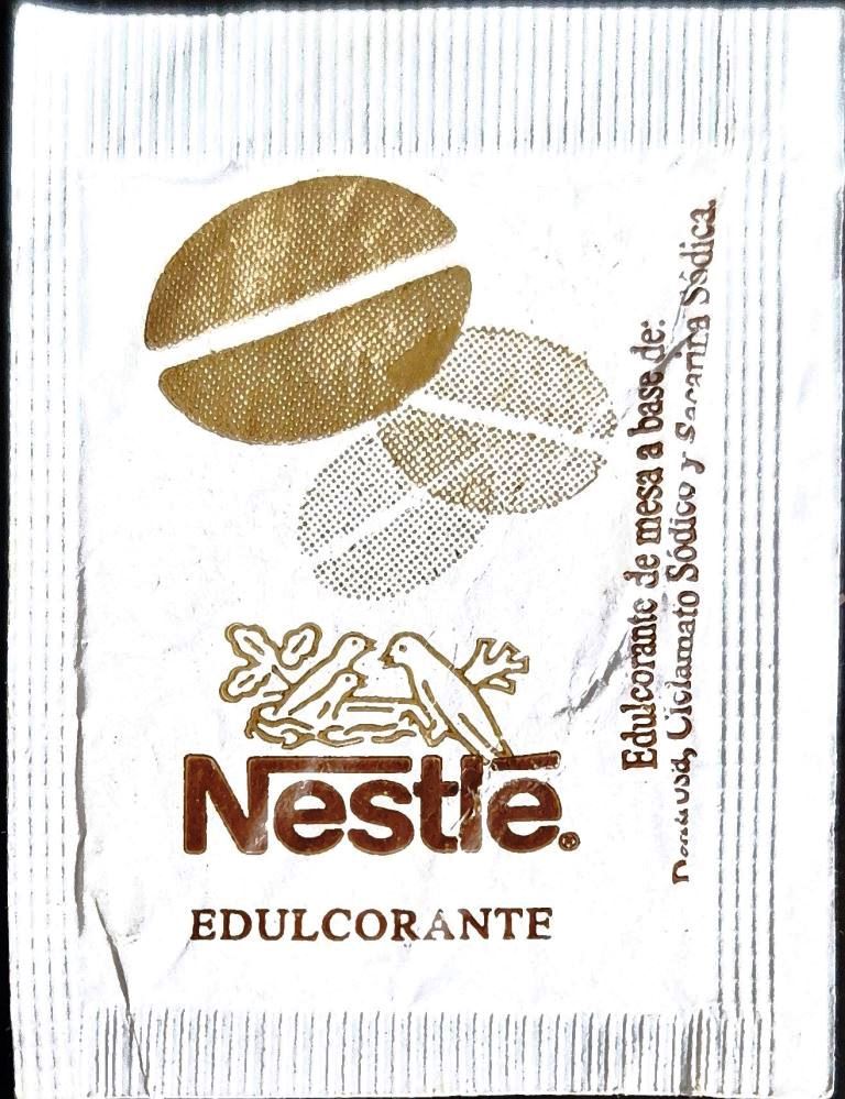 Sobres de edulcorantes de la marca de café NESTLÉ.