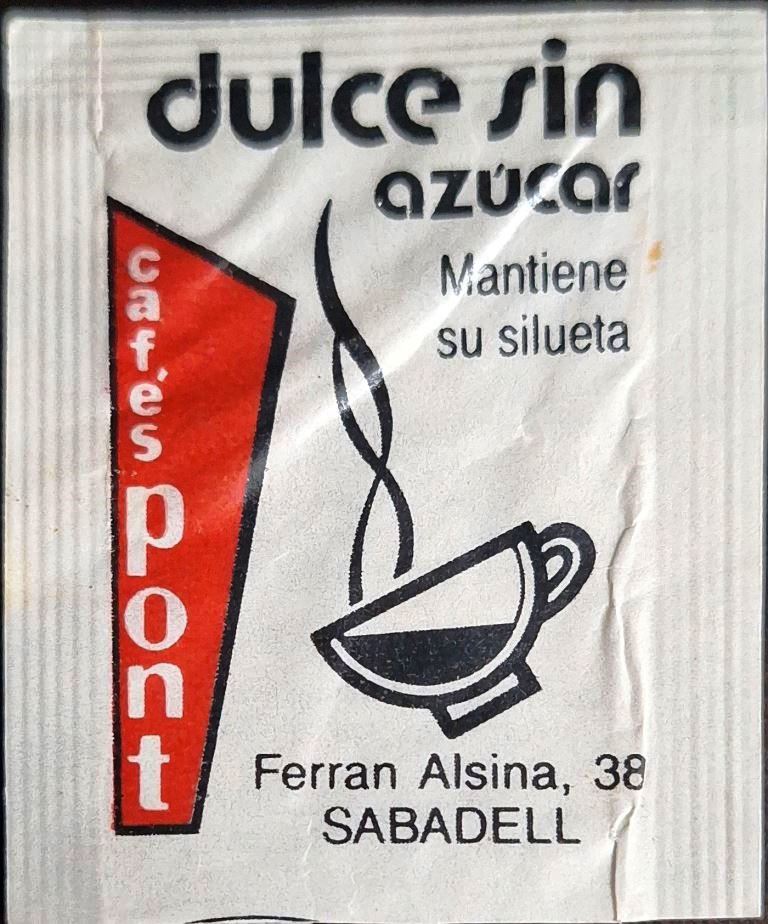Sobres de edulcorantes de marcas de café.