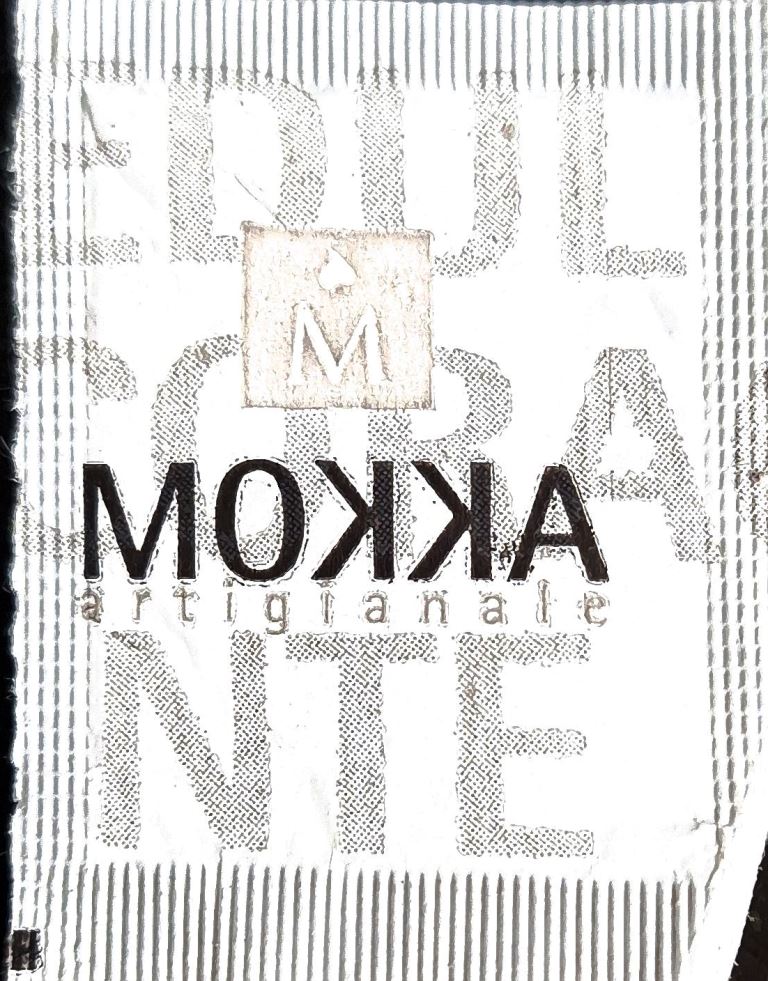 Sobres de edulcorantes de la marca de café MOKKA.