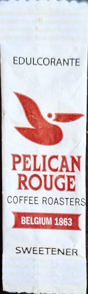 Sobres de edulcorantes de la marca de café PELICAN ROUGE.