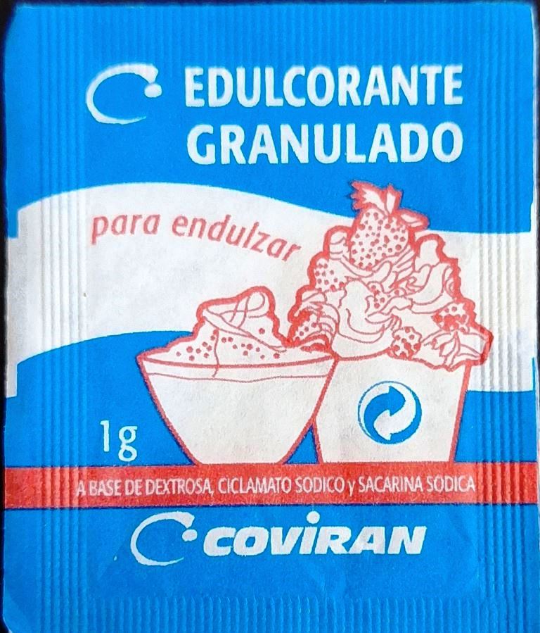 Sobres de edulcorantes de marcas de edulcorantes.