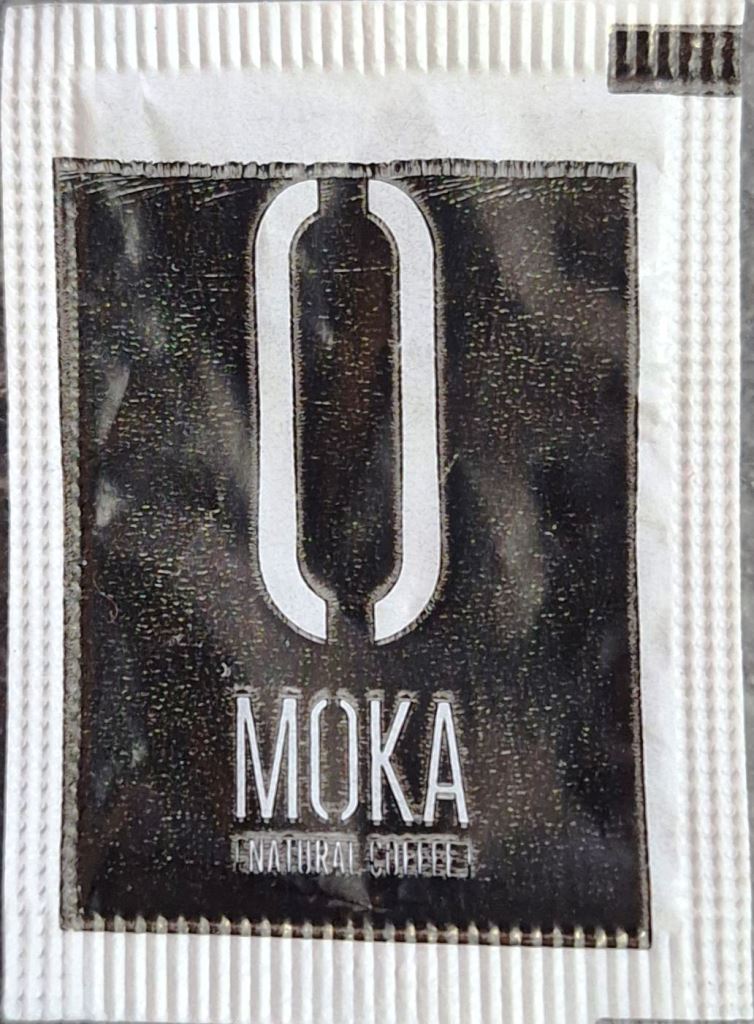 Sobres de edulcorantes de la marca de café MOKA.