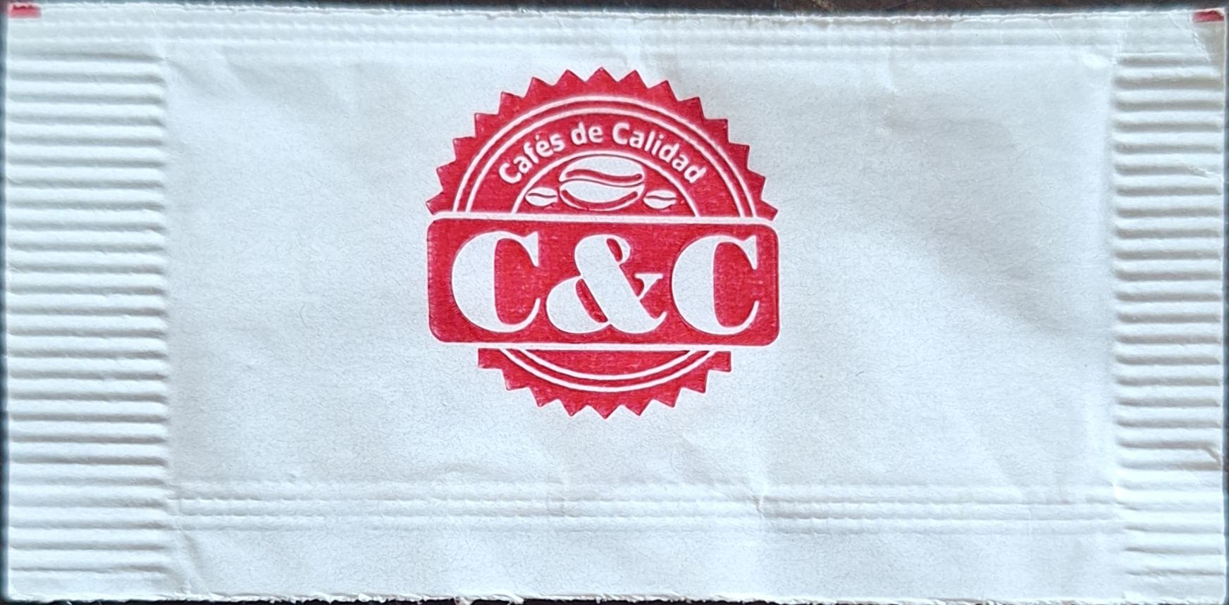 Sobres de edulcorantes de la marca de café C&C.