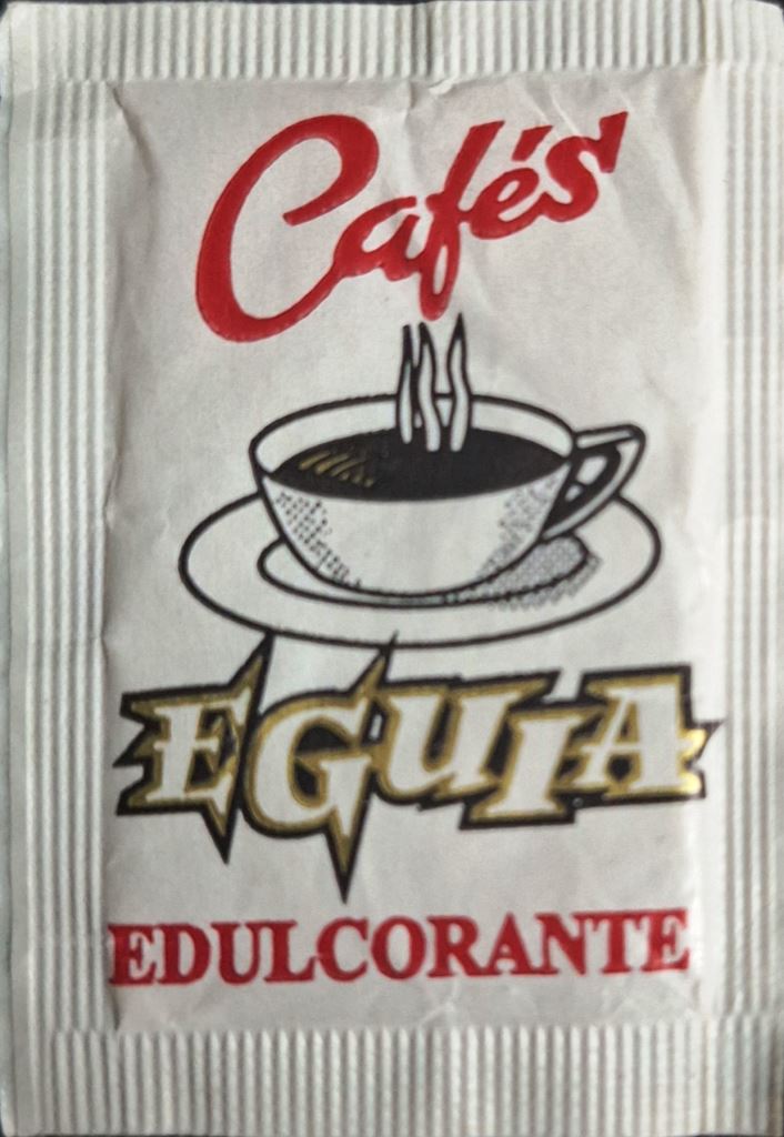 Sobres de edulcorantes de la marca de café EGUIA.