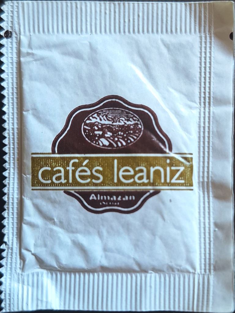 Sobres de edulcorantes de la marca de café LEANIZ.