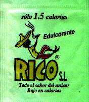 Sobres de edulcorantes de marcas de café.