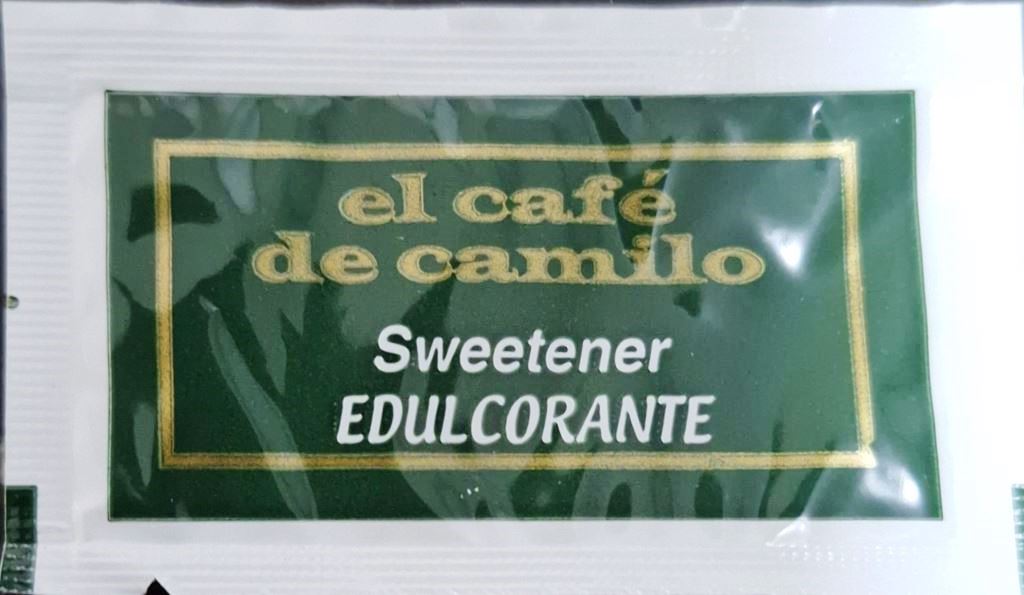 Sobres de edulcorantes de la marca de café EL CAFÉ DE CAMILO.