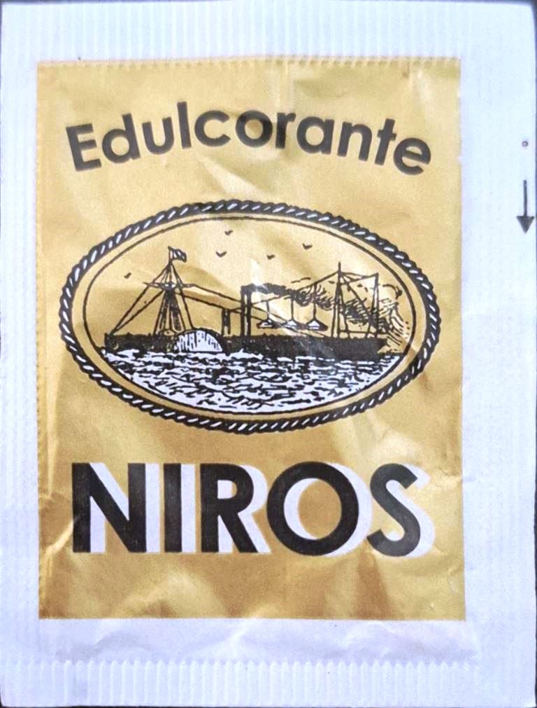 Sobres de edulcorantes de la marca de café NIROS.