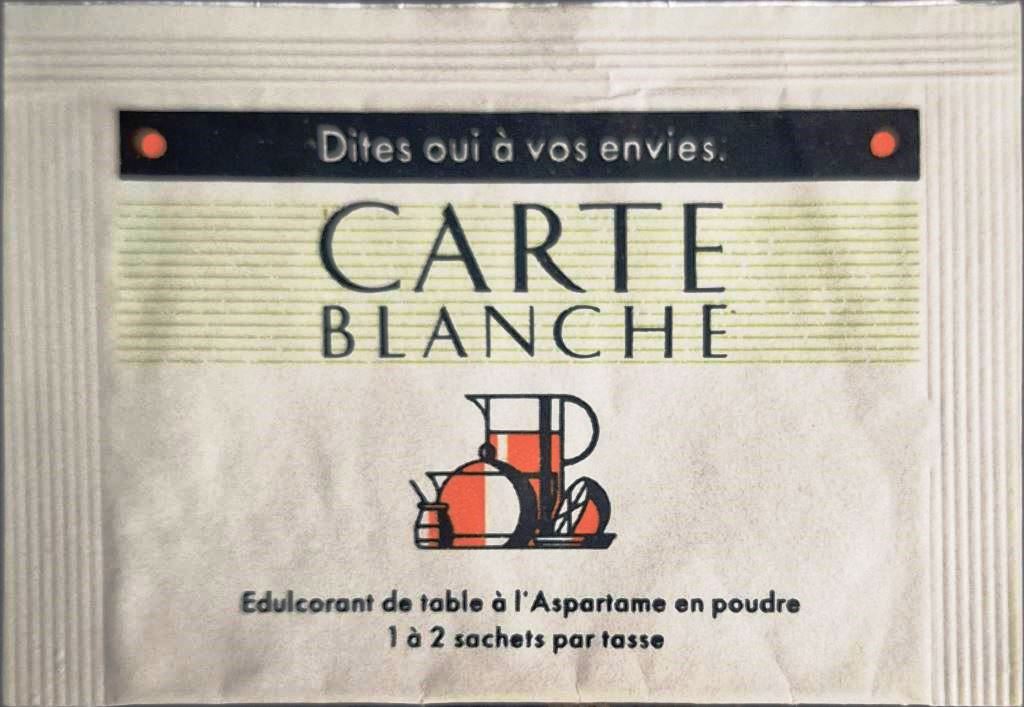 Sachets d'édulcorant de la marque d'édulcorant CARTE BLANCHE de France.