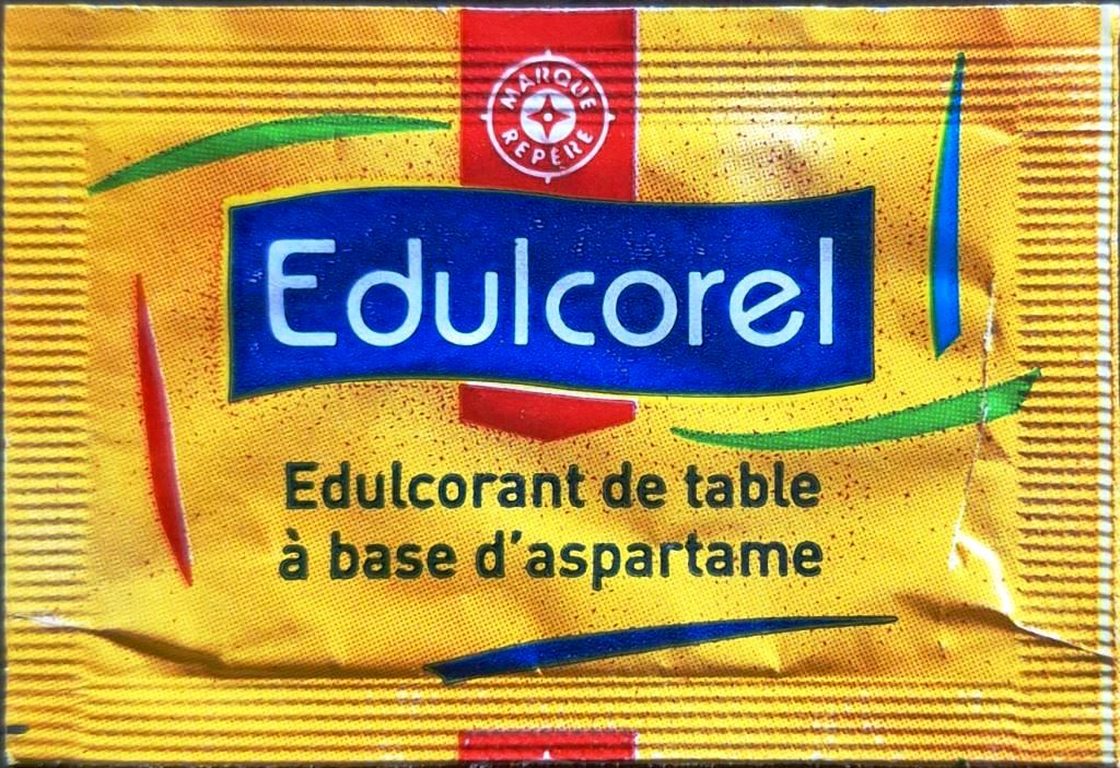 Sachets d'édulcorant de la marque d'édulcorant EDULCOREL de France.