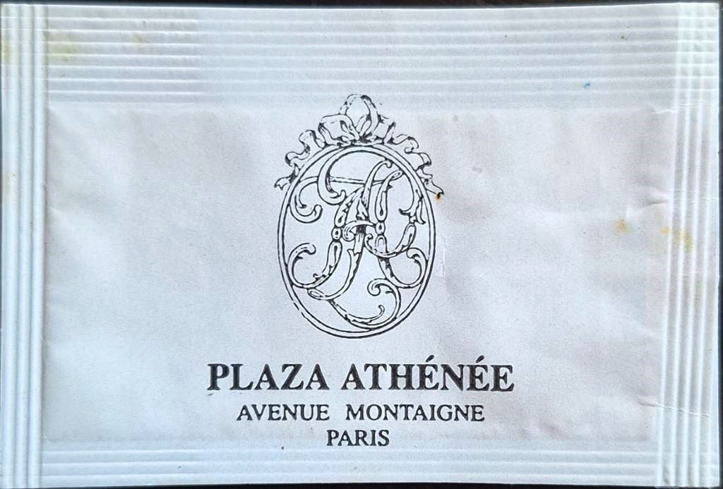 Sachets d'édulcorant de l'hôtel PLAZA ATHÉNÉE de France.